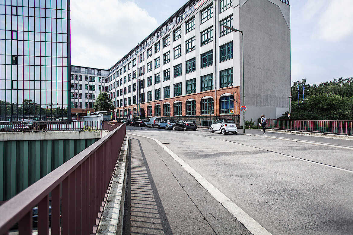 uni-assist-Bürogebäude Blick auf das uni-assist-Bürogebäude und die Brücke über die A100.