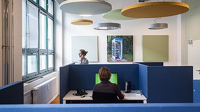 Zwei Mitarbeiterinnen von uni-assist arbeiten im Callcenter.