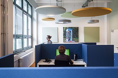 Zwei Mitarbeiterinnen von uni-assist arbeiten im Callcenter.