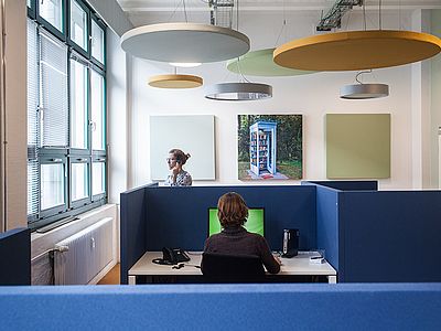 Zwei Mitarbeiterinnen von uni-assist arbeiten im Callcenter.