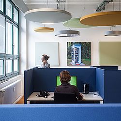 Zwei Mitarbeiterinnen von uni-assist arbeiten im Callcenter.