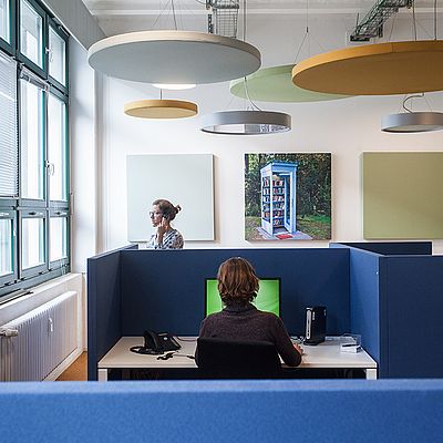 Zwei Mitarbeiterinnen von uni-assist arbeiten im Callcenter.